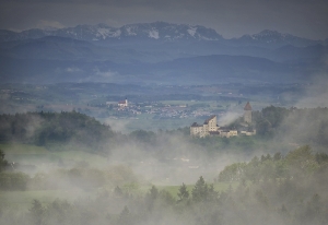 Burg Clam im Nebel